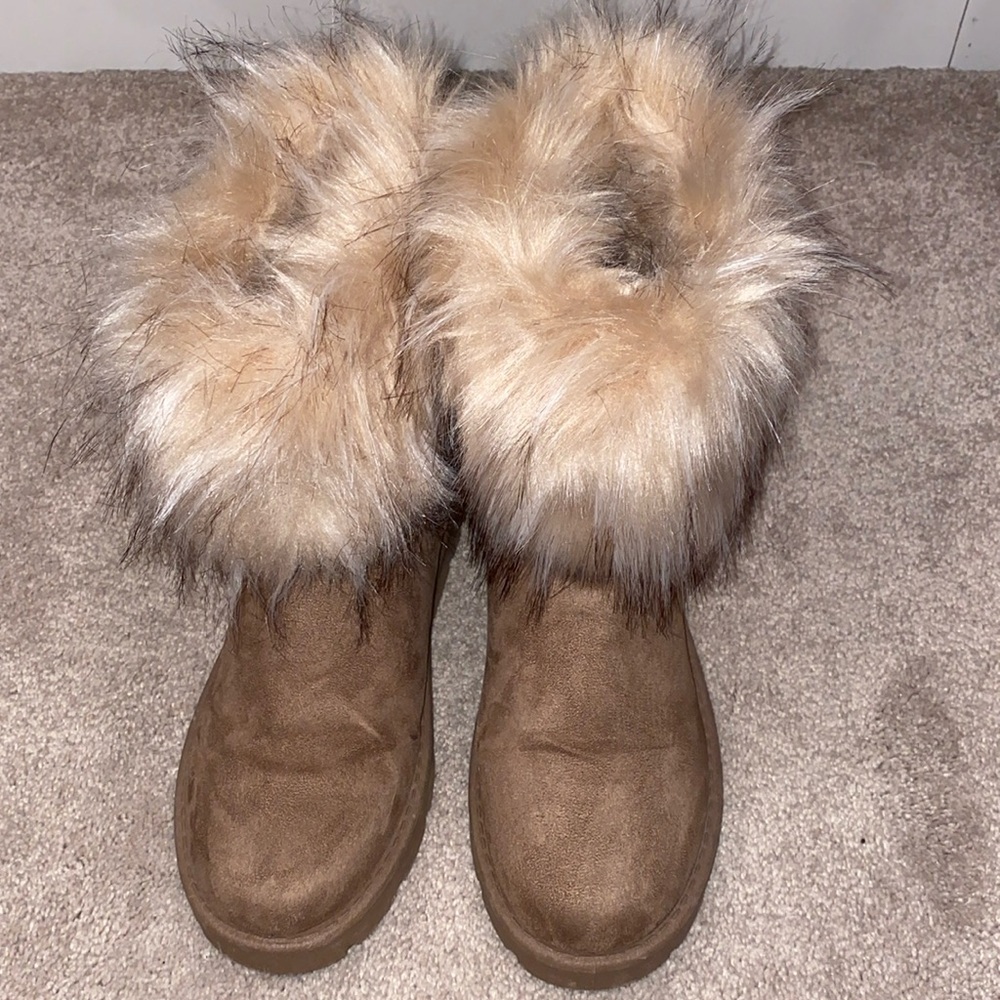 Boots with the fur
